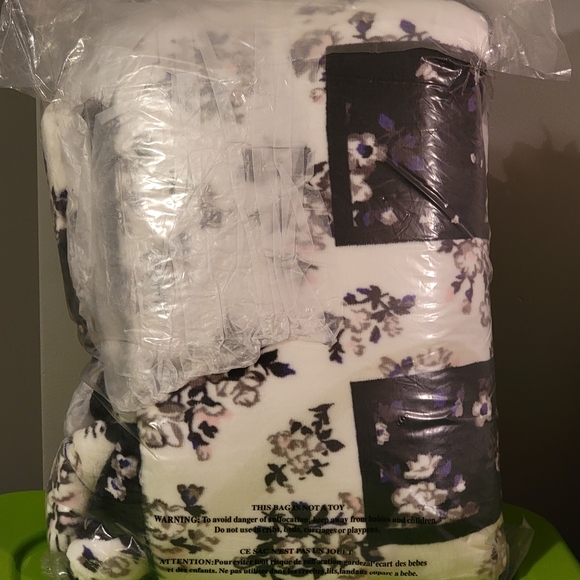 PINK Victoria’s Secret Sherpa Blanket - Picture 4 of 4